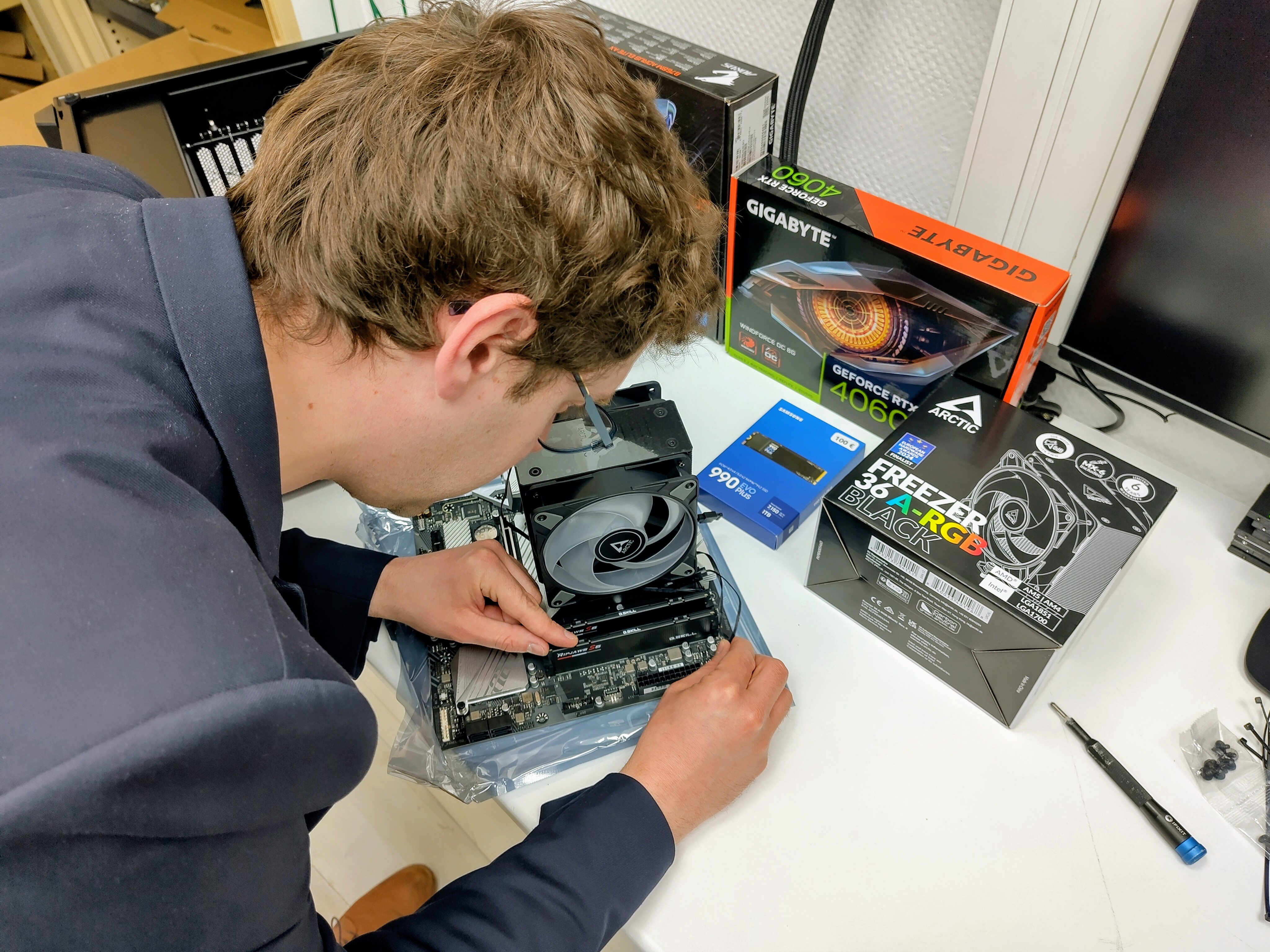 Sébastien en plein assemblage d'un ordinateur de bureau pour du jeu vidéo et multimédia.